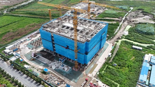 顺利封顶！中建五局匠造上海临港绿色智算地标