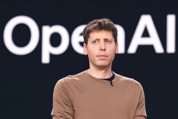 OpenAI踩下刹车，Meta踩下油门