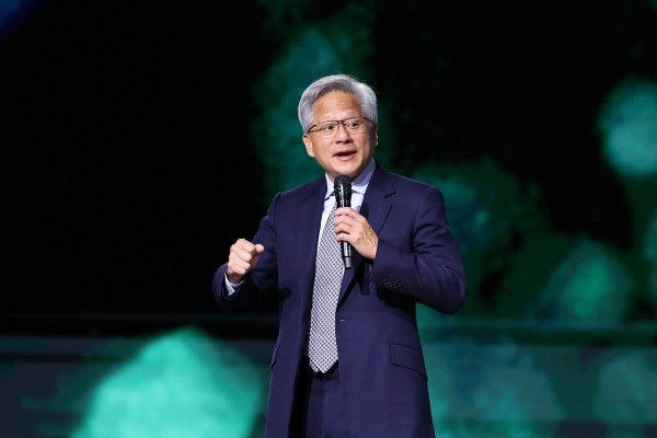 不支持暂停AI研发！英伟达CEO黄仁勋解读AI芯片高增长背后的底层逻辑
