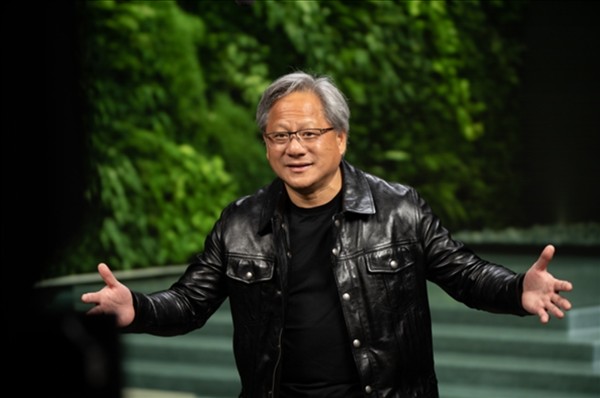 英伟达黄仁勋：对开发不安全AI的客户可切断芯片供应，反对行业全面减速
